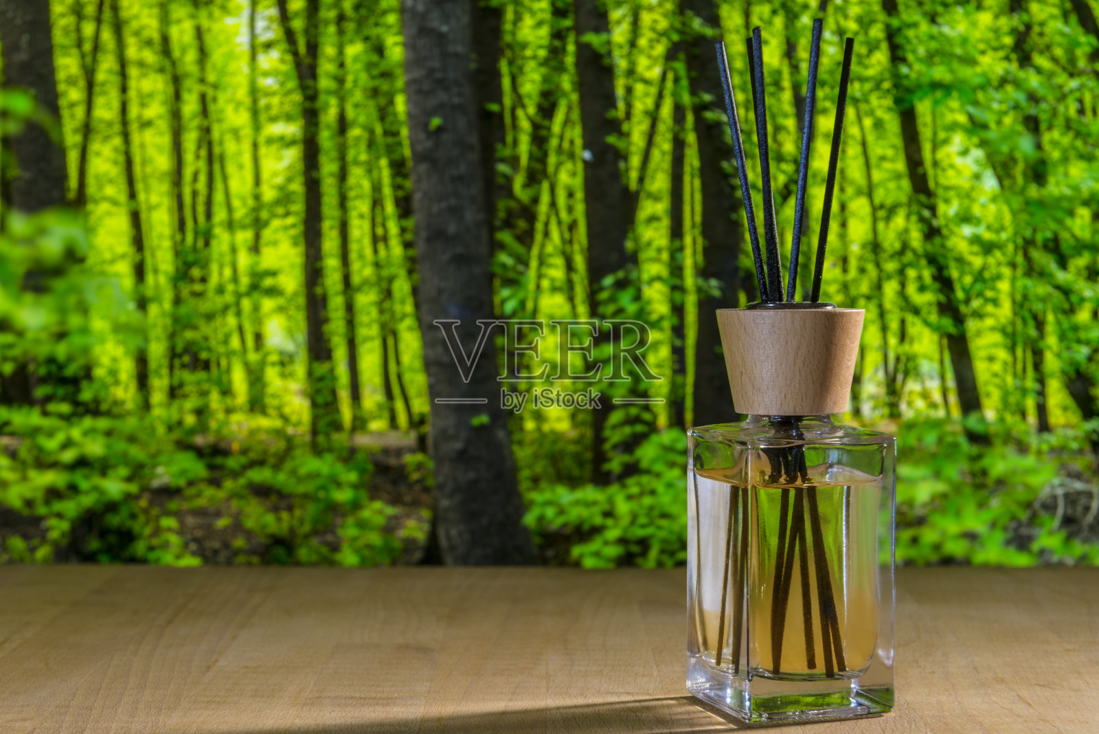 空气清新剂香水森林背景。照片摄影图片