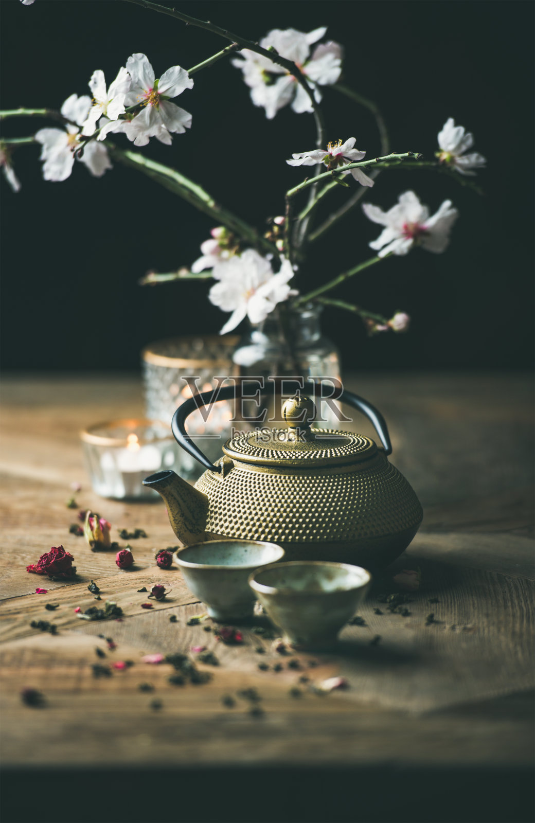 传统的亚洲茶道布置在木质背景上照片摄影图片