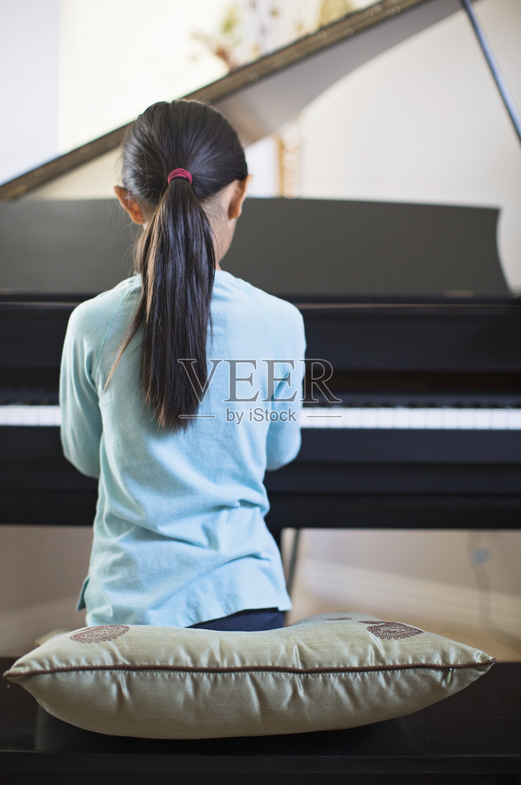 年轻的越南女孩在练习钢琴照片摄影图片