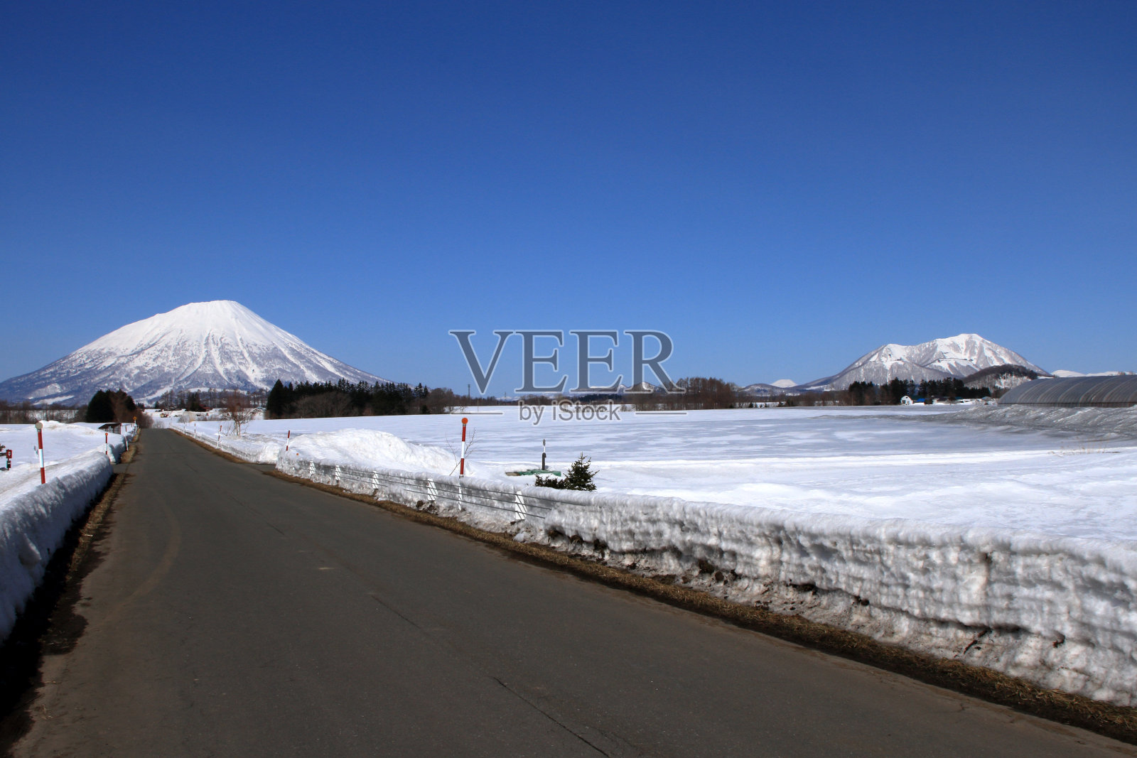北海道的Yotei山和Rusutsu村的雪地照片摄影图片