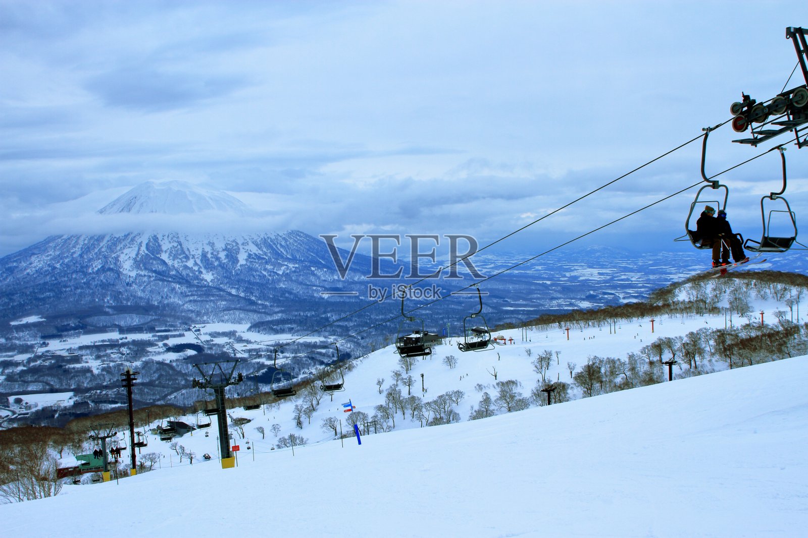 滑雪场，人们享受滑雪照片摄影图片