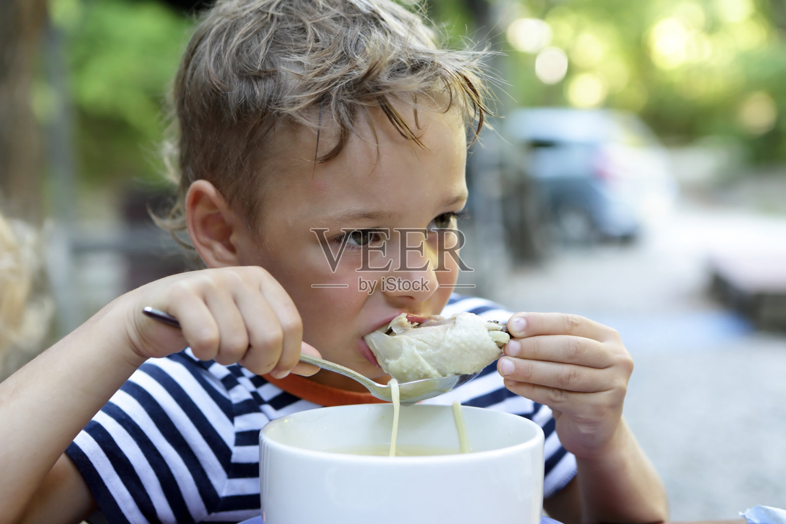 孩子喝鸡汤照片摄影图片