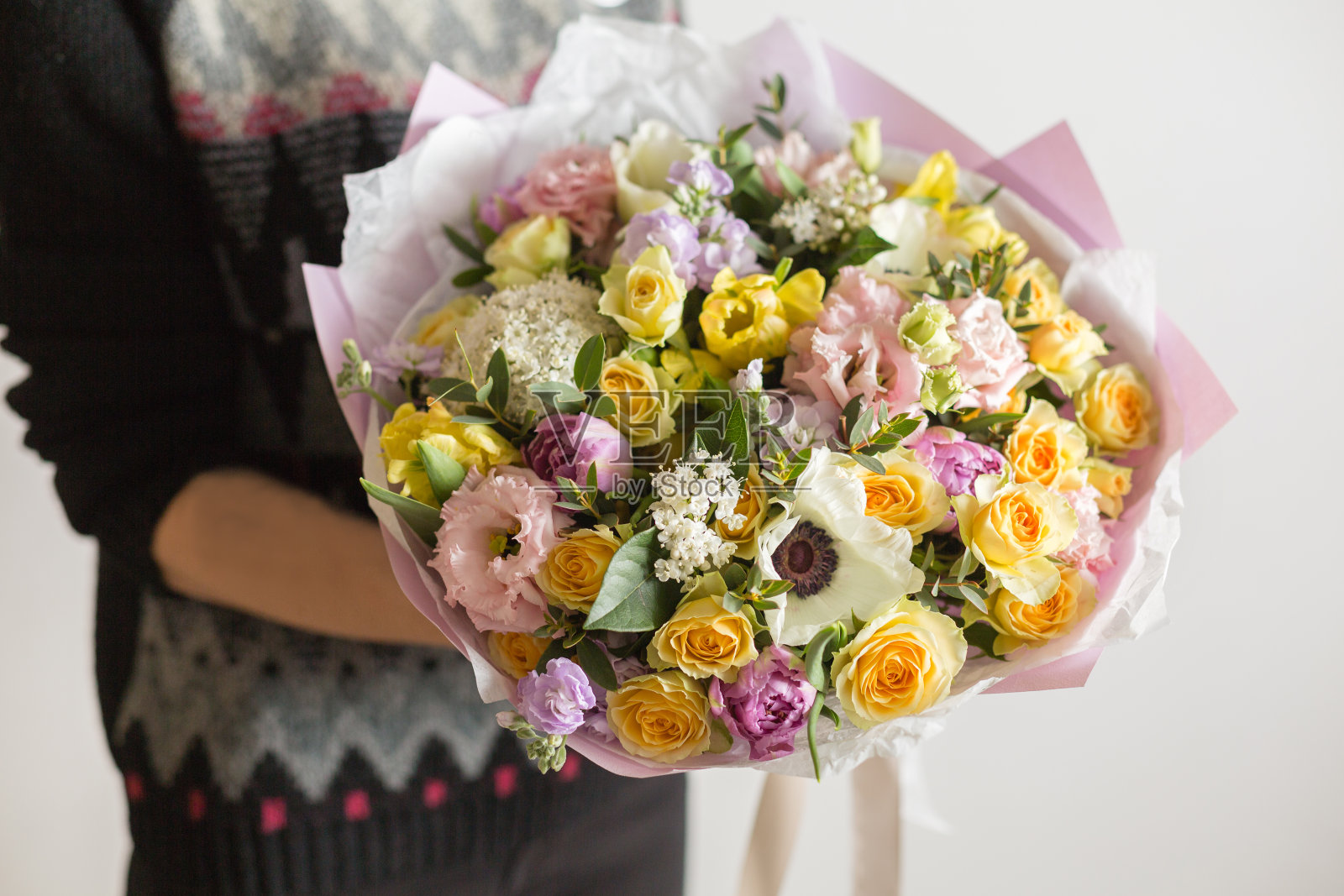 美丽的豪华花束混合鲜花在女人的手里。花店花匠的工作。一个小型的家族企业照片摄影图片