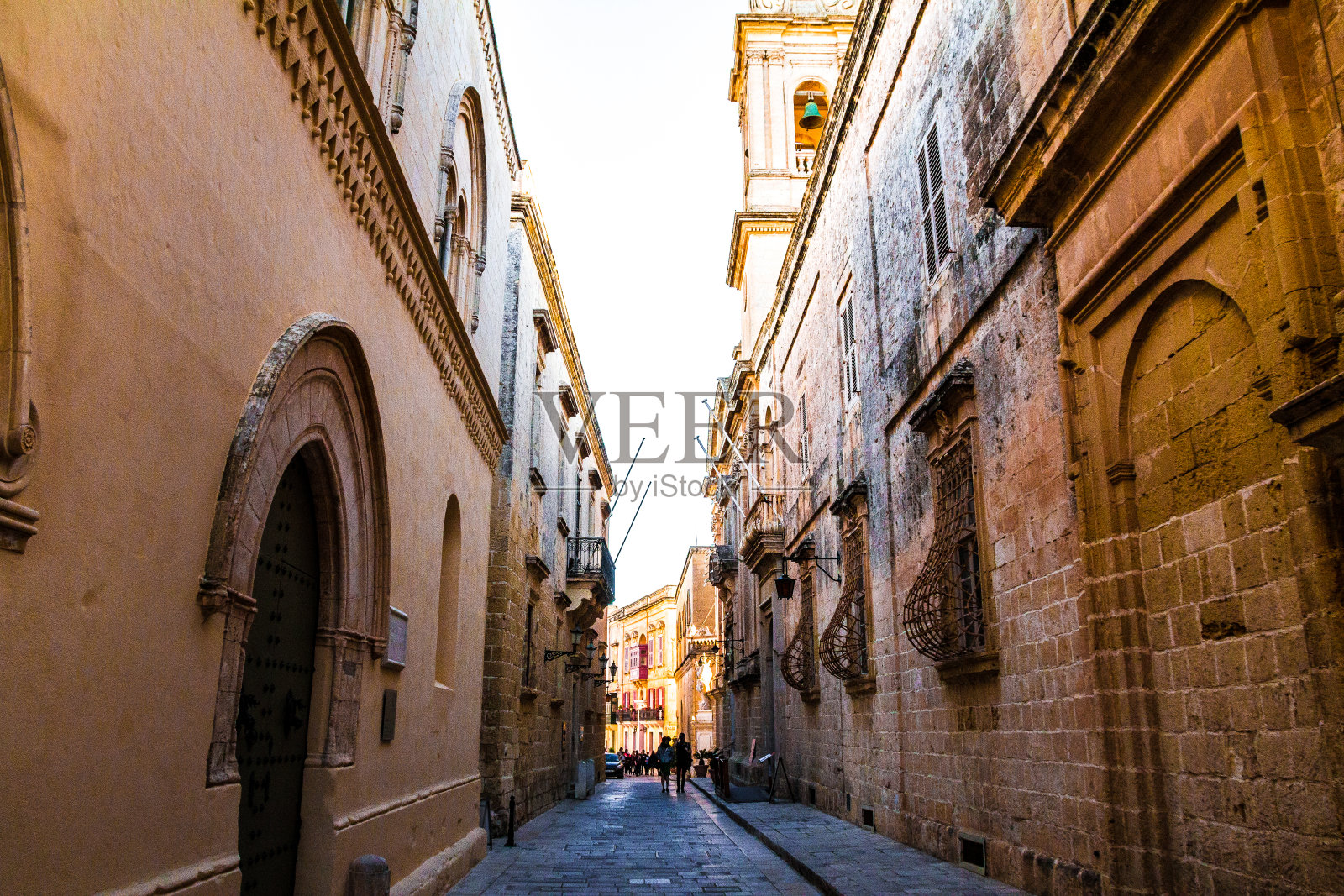 马耳他古城Mdina，人们走在古老狭窄的街道上照片摄影图片