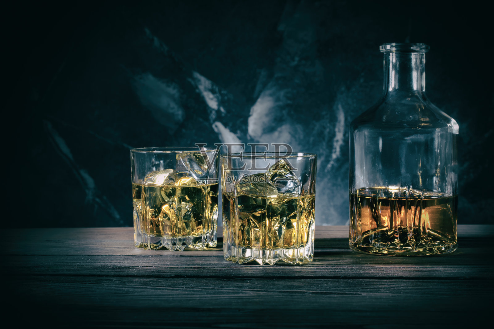 大理石背景上的醒酒器和两杯威士忌照片摄影图片