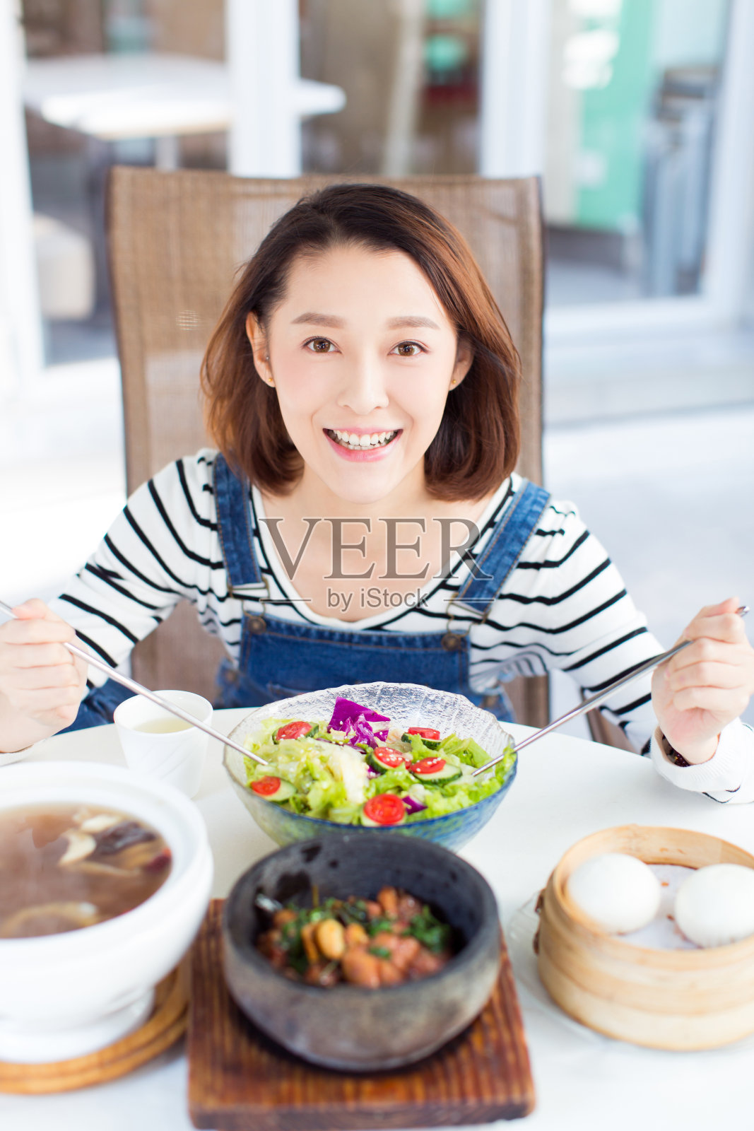 在餐馆吃饭的快乐女人照片摄影图片