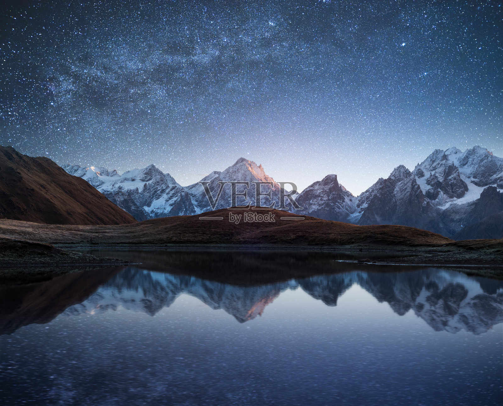 夜景与一个山湖和星空照片摄影图片