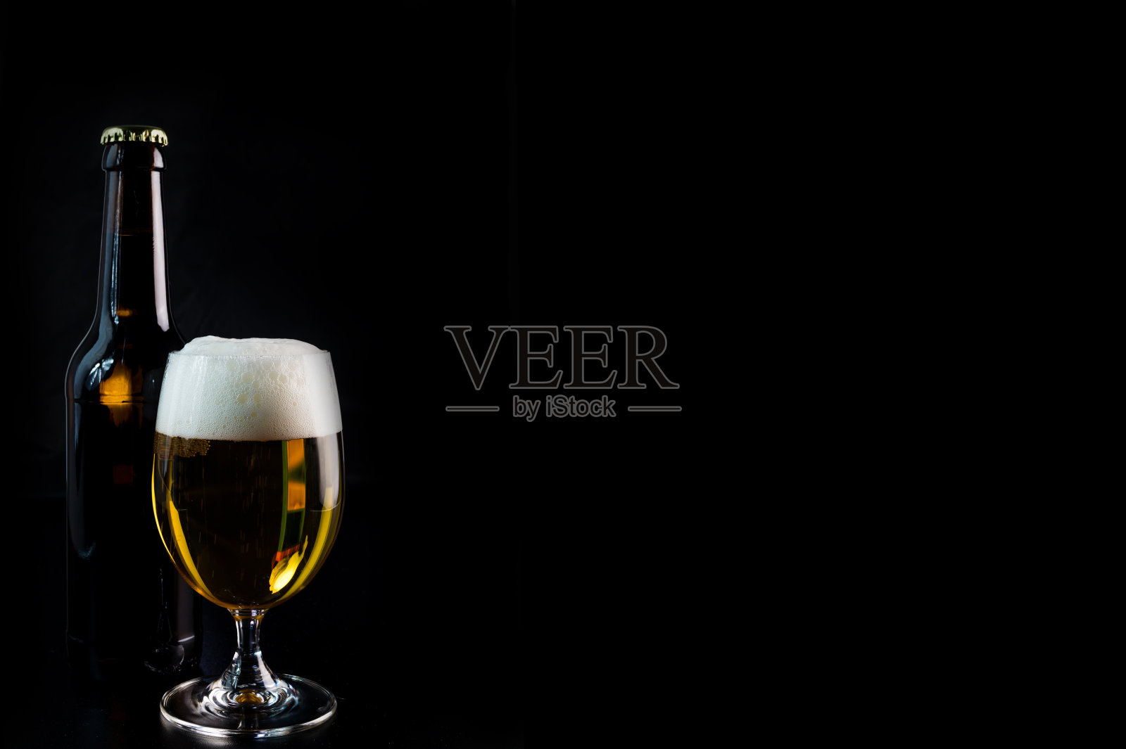 一瓶啤酒和一个啤酒杯照片摄影图片