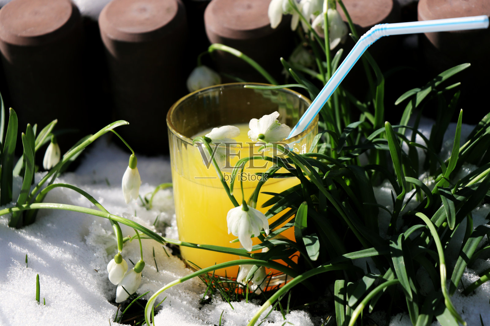 一杯橙汁在雪花和雪花中间照片摄影图片