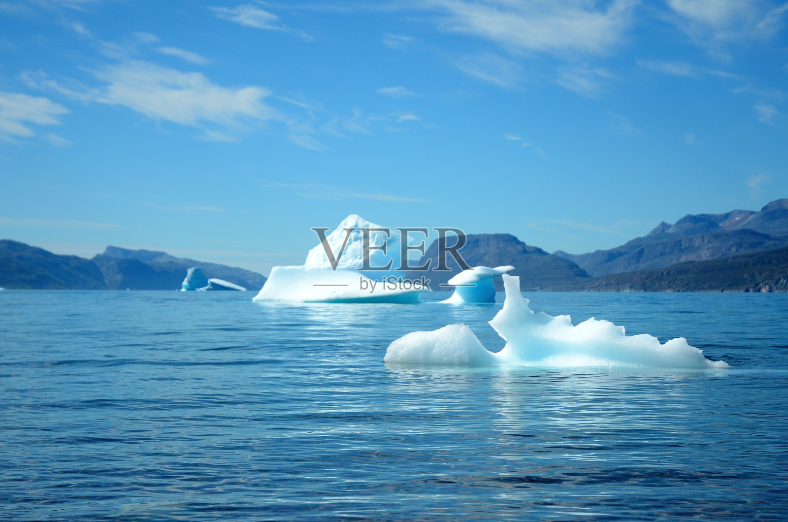 漂浮在大西洋，格陵兰岛的冰山照片摄影图片