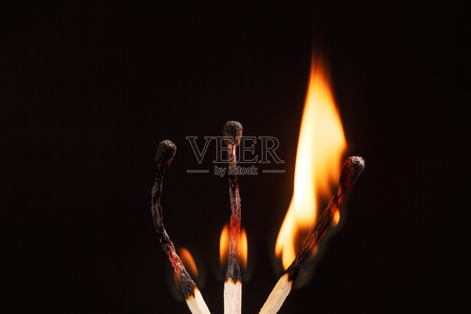 火柴与火焰隔离照片摄影图片