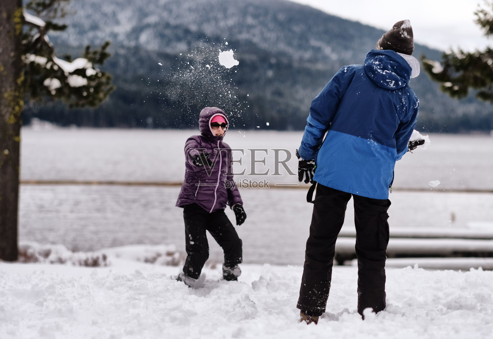 弟弟和妹妹在雪地里玩照片摄影图片