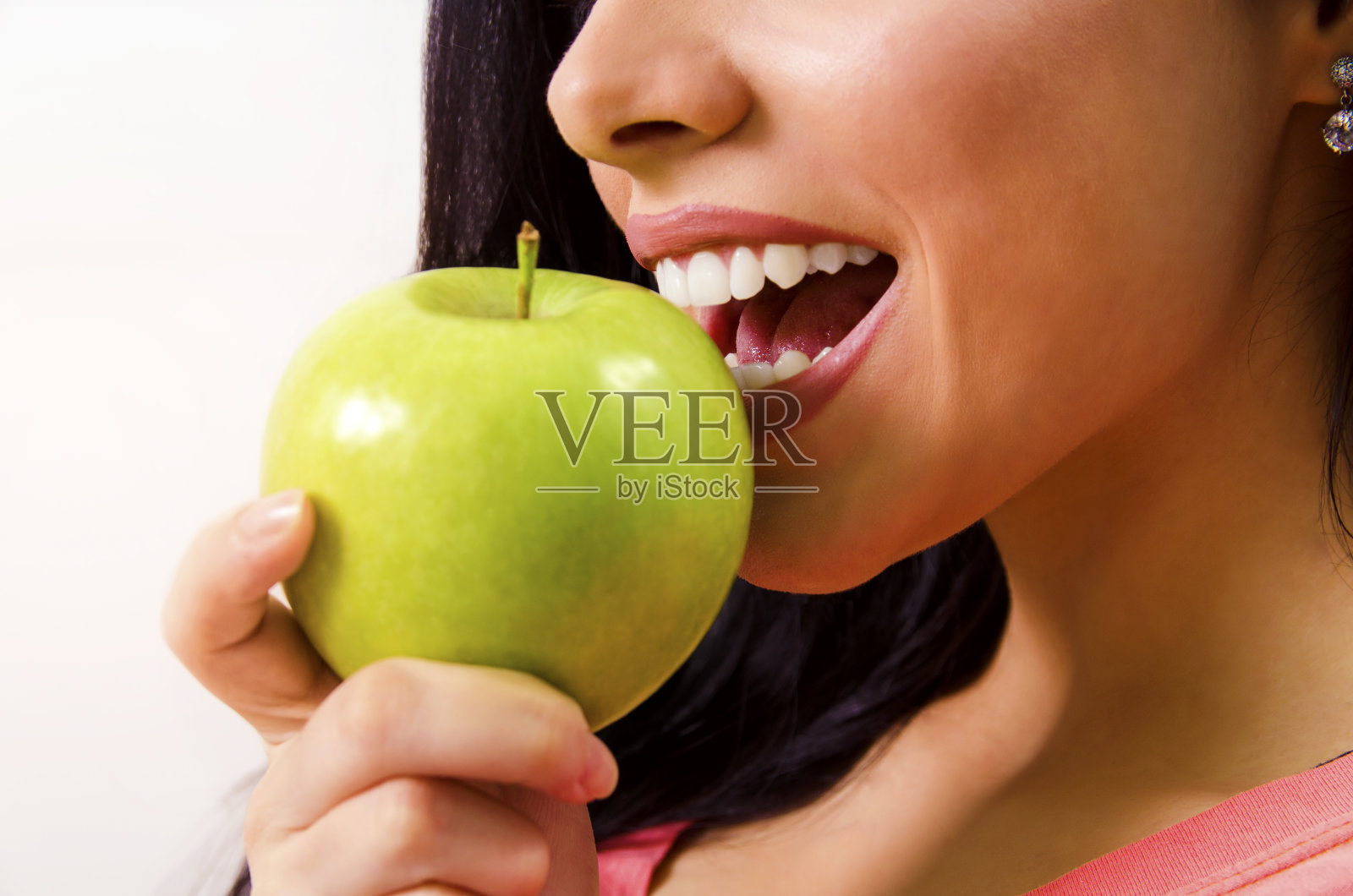 完美的女性牙齿咬苹果照片摄影图片