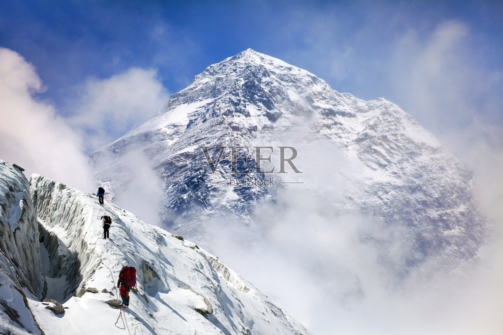 和一群登山者登上珠穆朗玛峰照片摄影图片