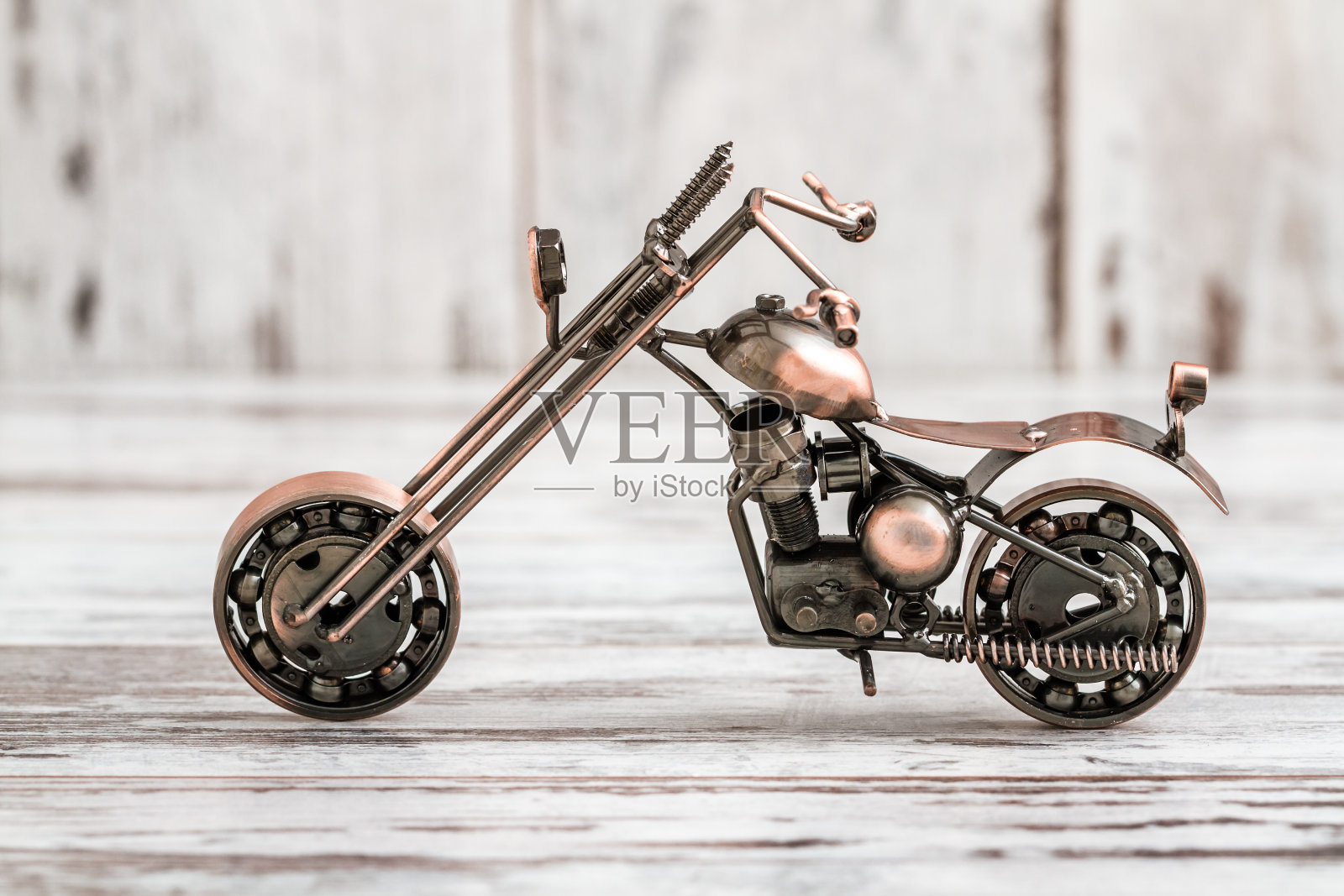 迷你金属模型摩托车上的白色木制背景照片摄影图片