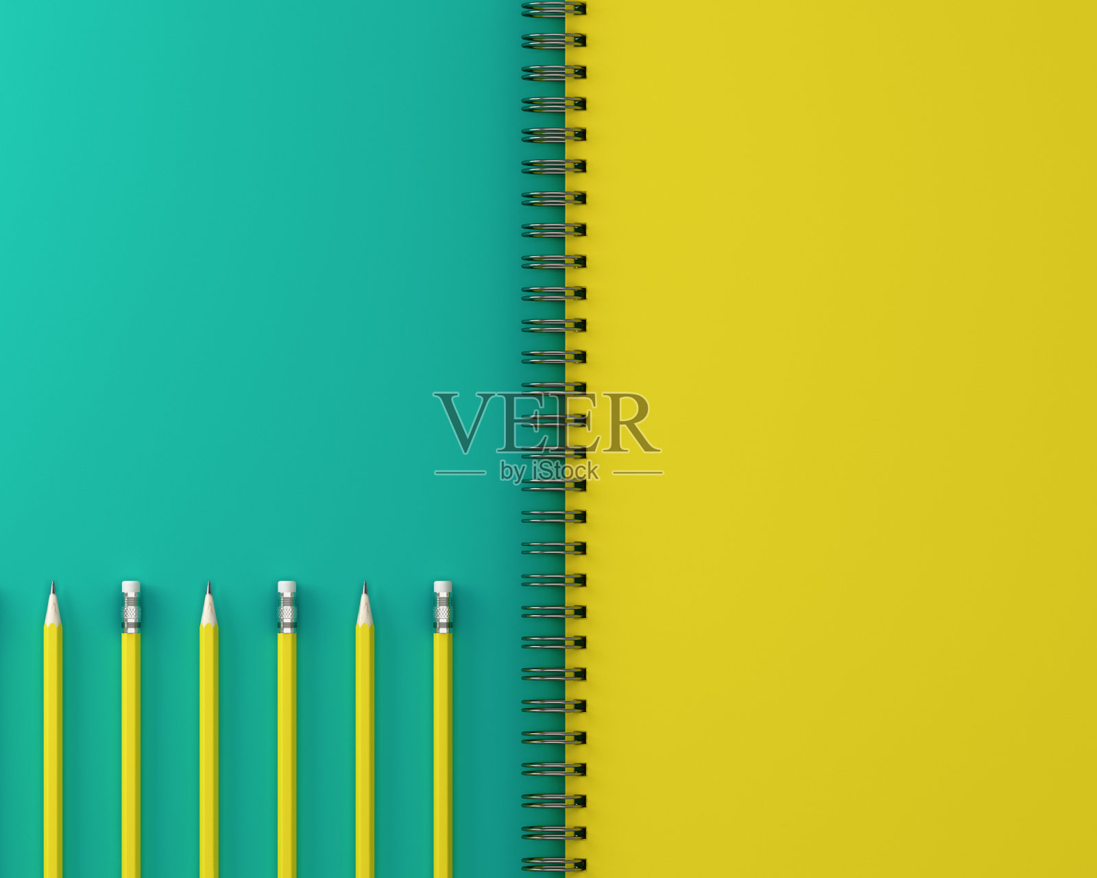 速写本和黄色粉笔在绿色和黄色的背景。俯视图，平放。最小的工作空间。工作以计划的概念实现目标。照片摄影图片