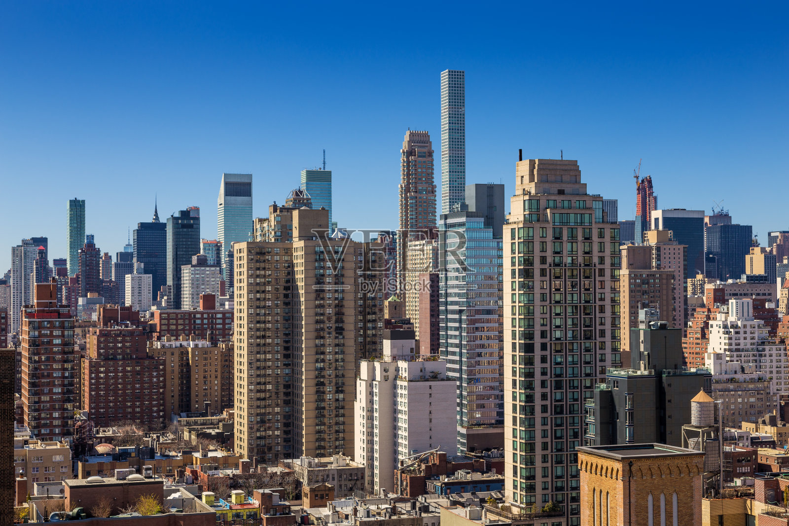 纽约的天际线与上东区和中城的豪华公寓高层，小足迹的高楼和生动的蓝天。照片摄影图片