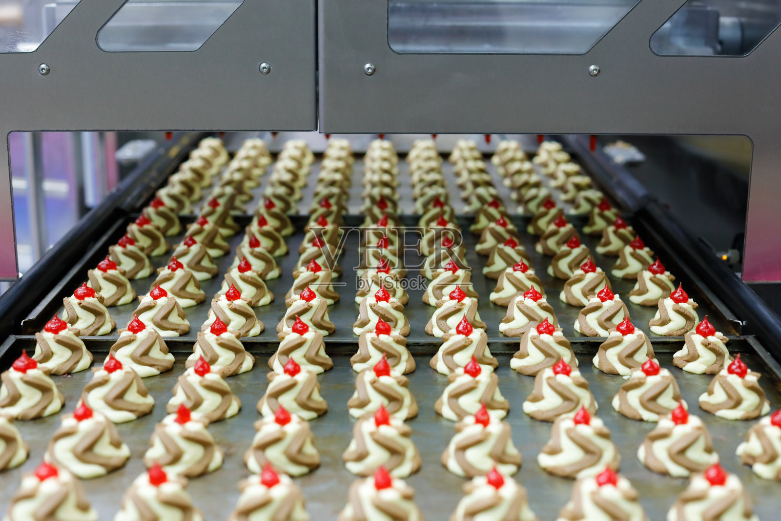 双色果酱滴饼干生产线照片摄影图片