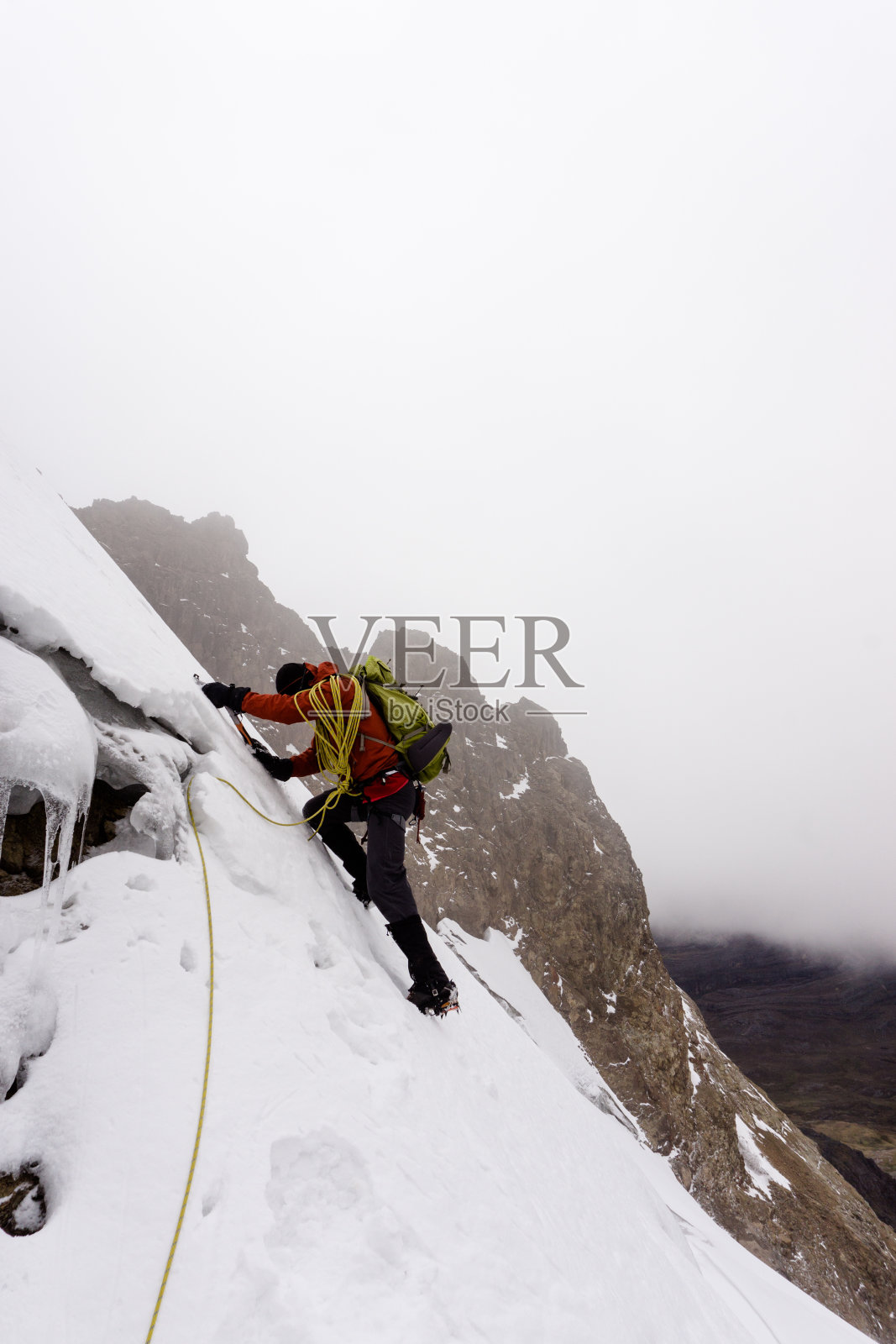 秘鲁布兰卡山脉陡峭冰川上的一名雄性向导照片摄影图片