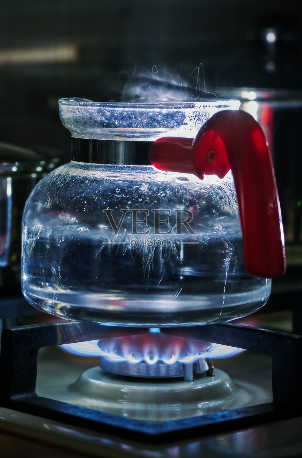 炉子上水壶的玻璃正在沸腾照片摄影图片