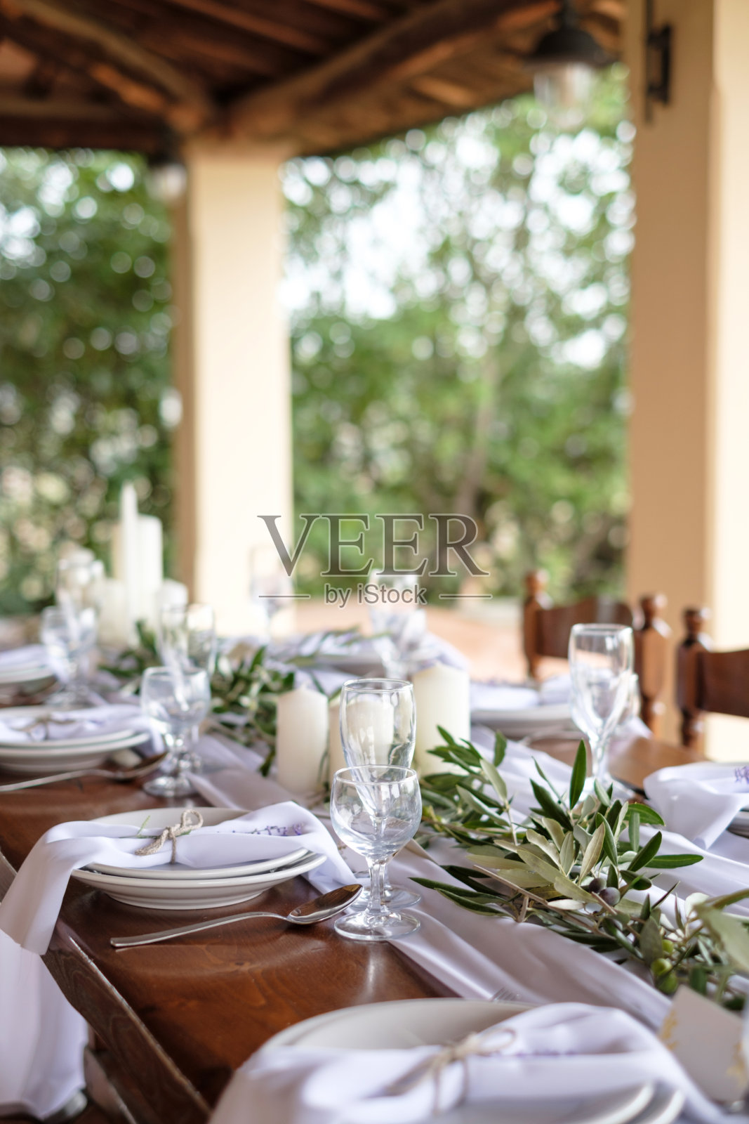 用橄榄枝装饰的婚宴餐桌照片摄影图片