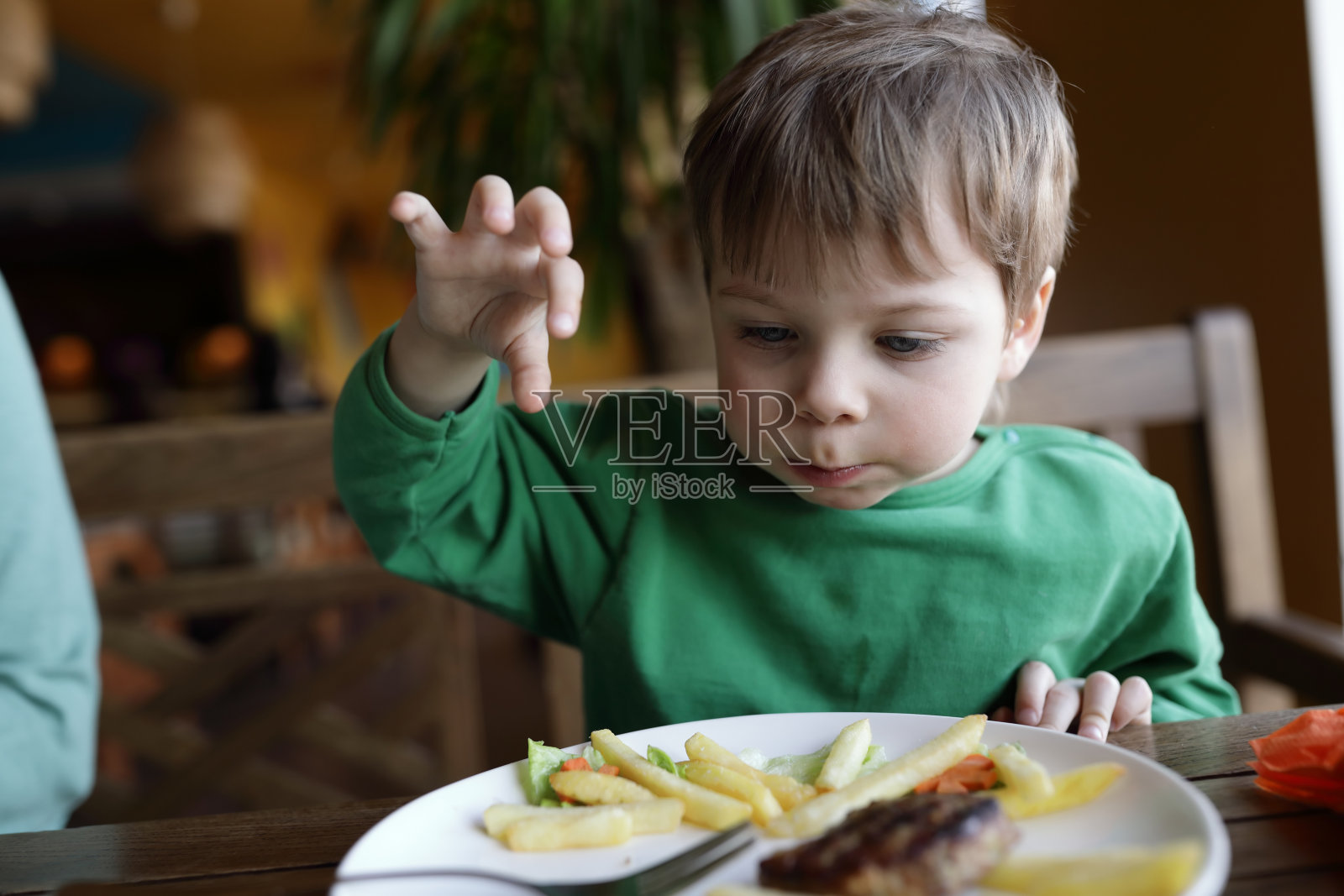 男孩吃薯条照片摄影图片