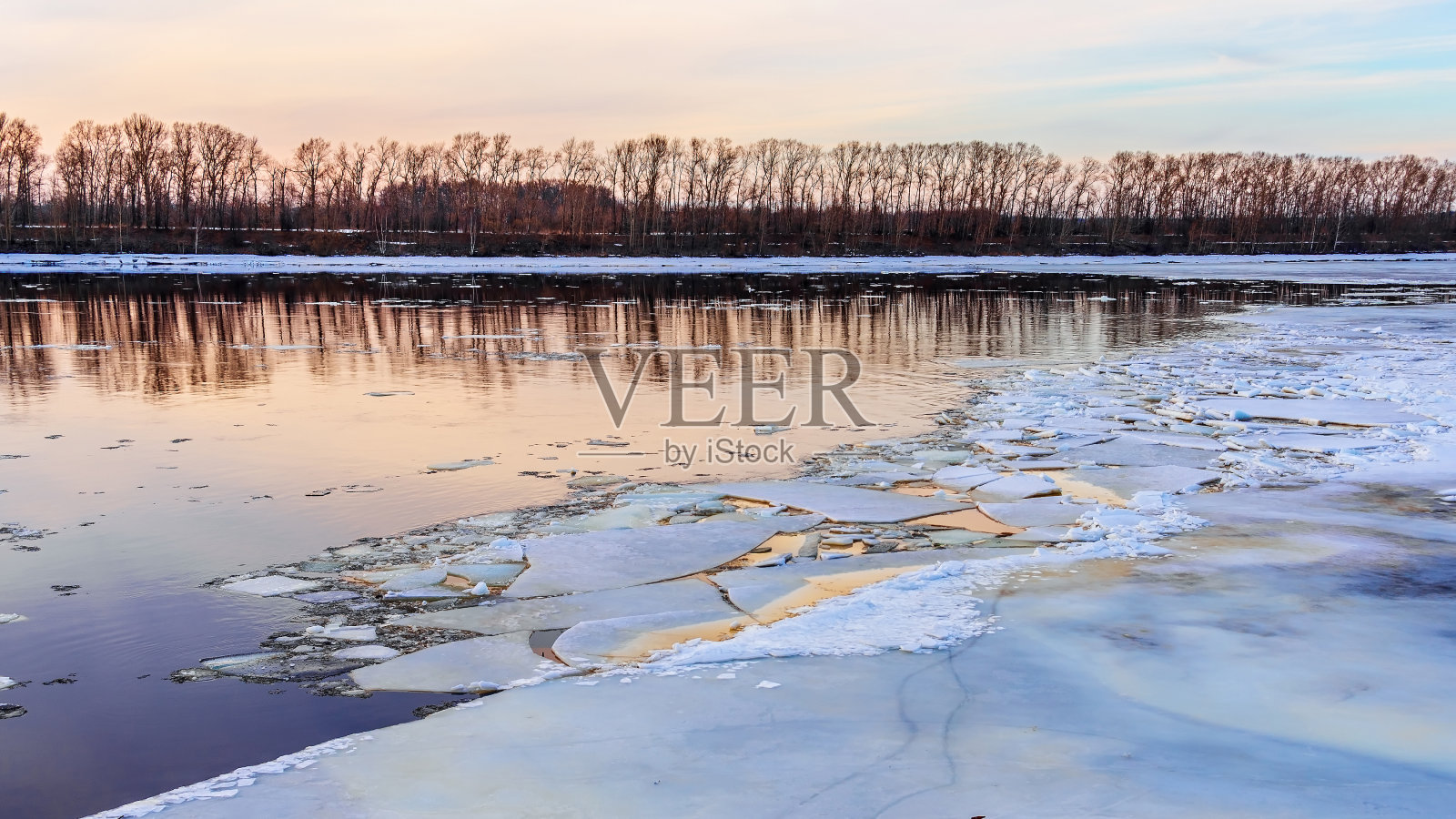 日落时分，河面上的浮冰照片摄影图片