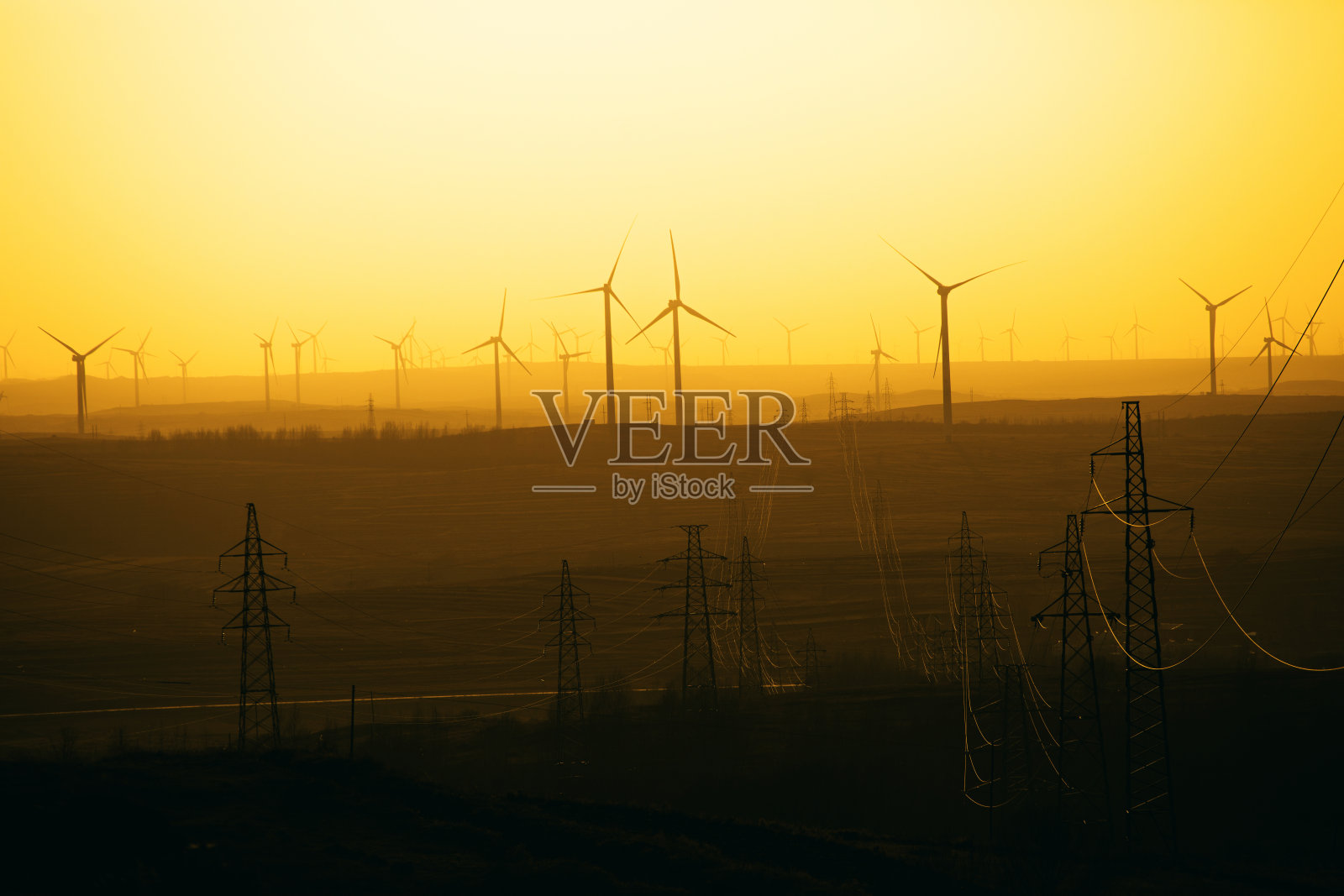 日落时的风力涡轮机照片摄影图片