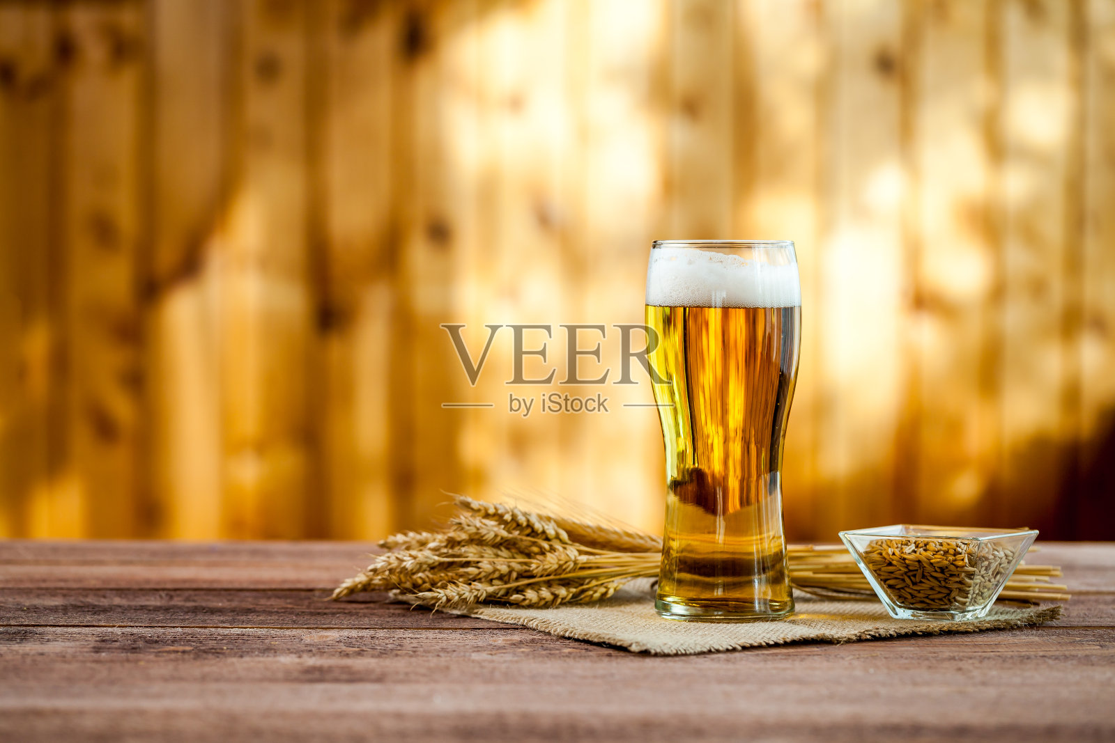 一杯啤酒与小麦在木桌子的背景与复制空间的文本照片摄影图片