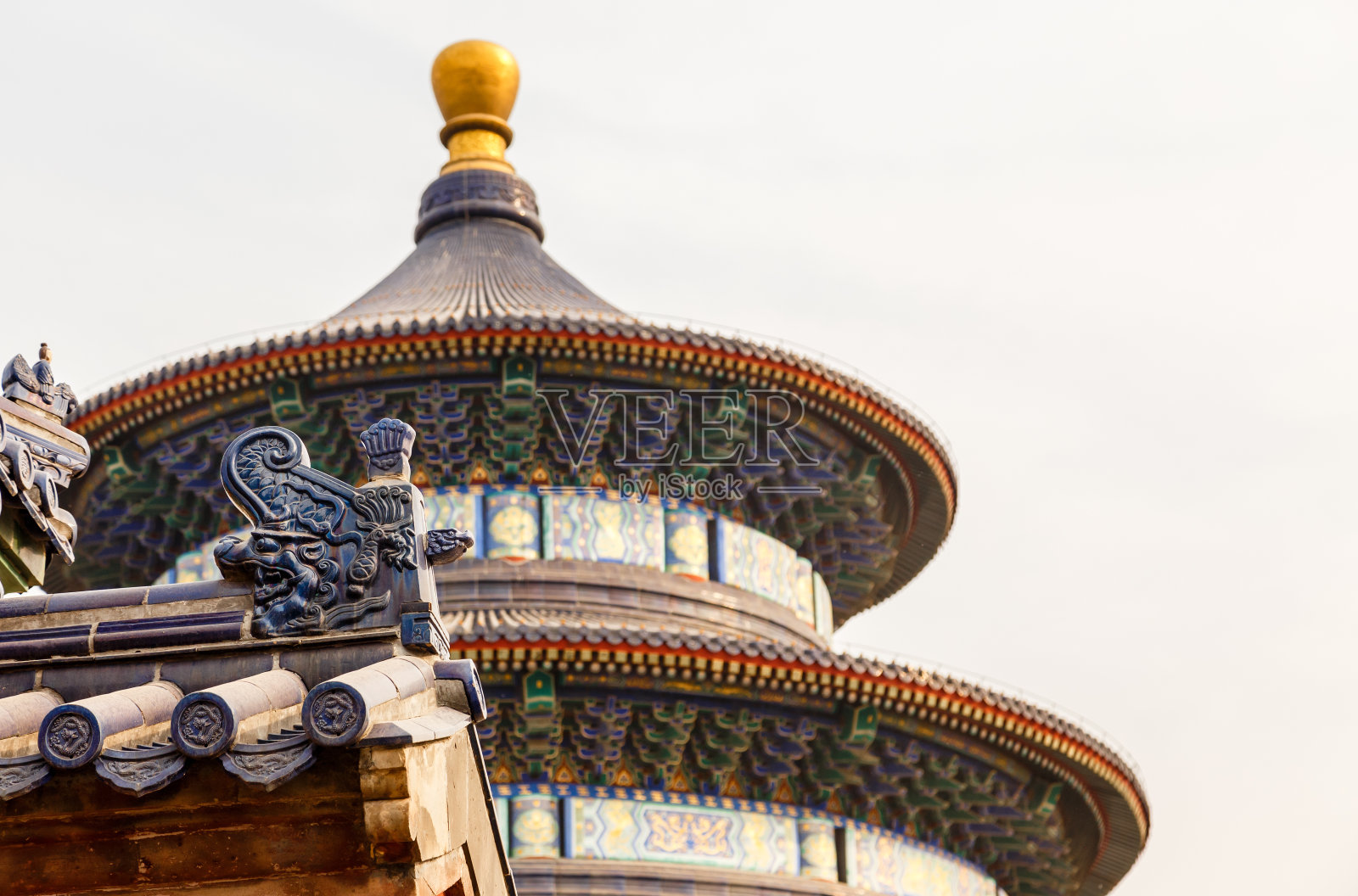 祈年殿与龙装饰屋顶在前景，天坛综合体，北京，中国照片摄影图片