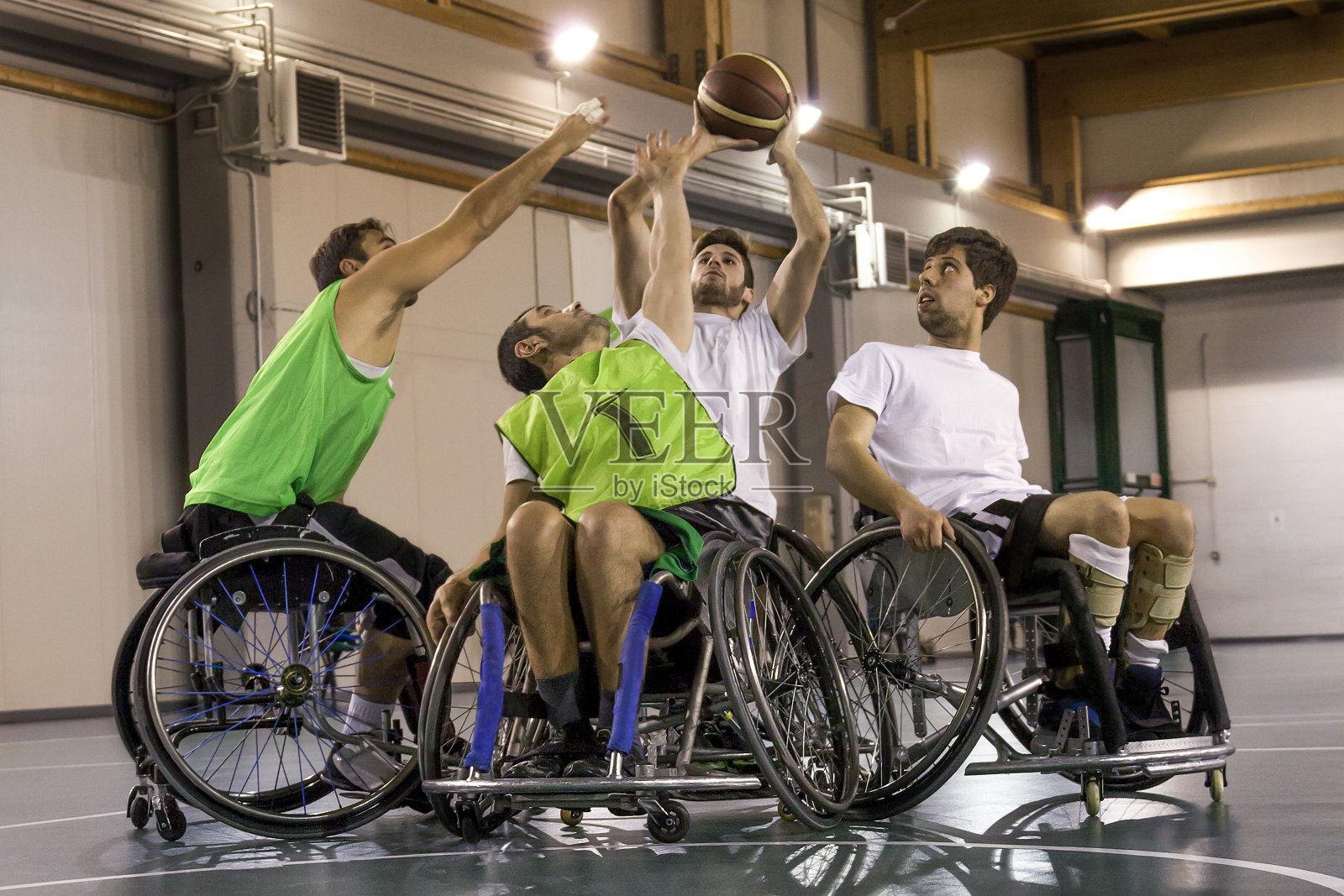 残疾运动员在打篮球照片摄影图片