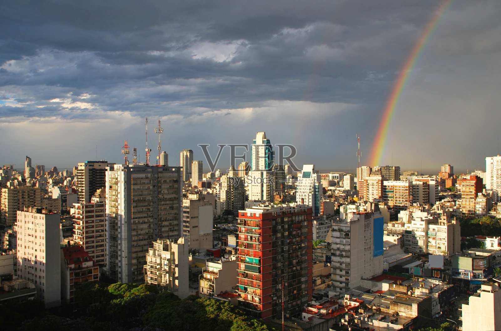 彩虹在比利时、布宜诺斯艾利斯和里约热内卢de la plata河照片摄影图片
