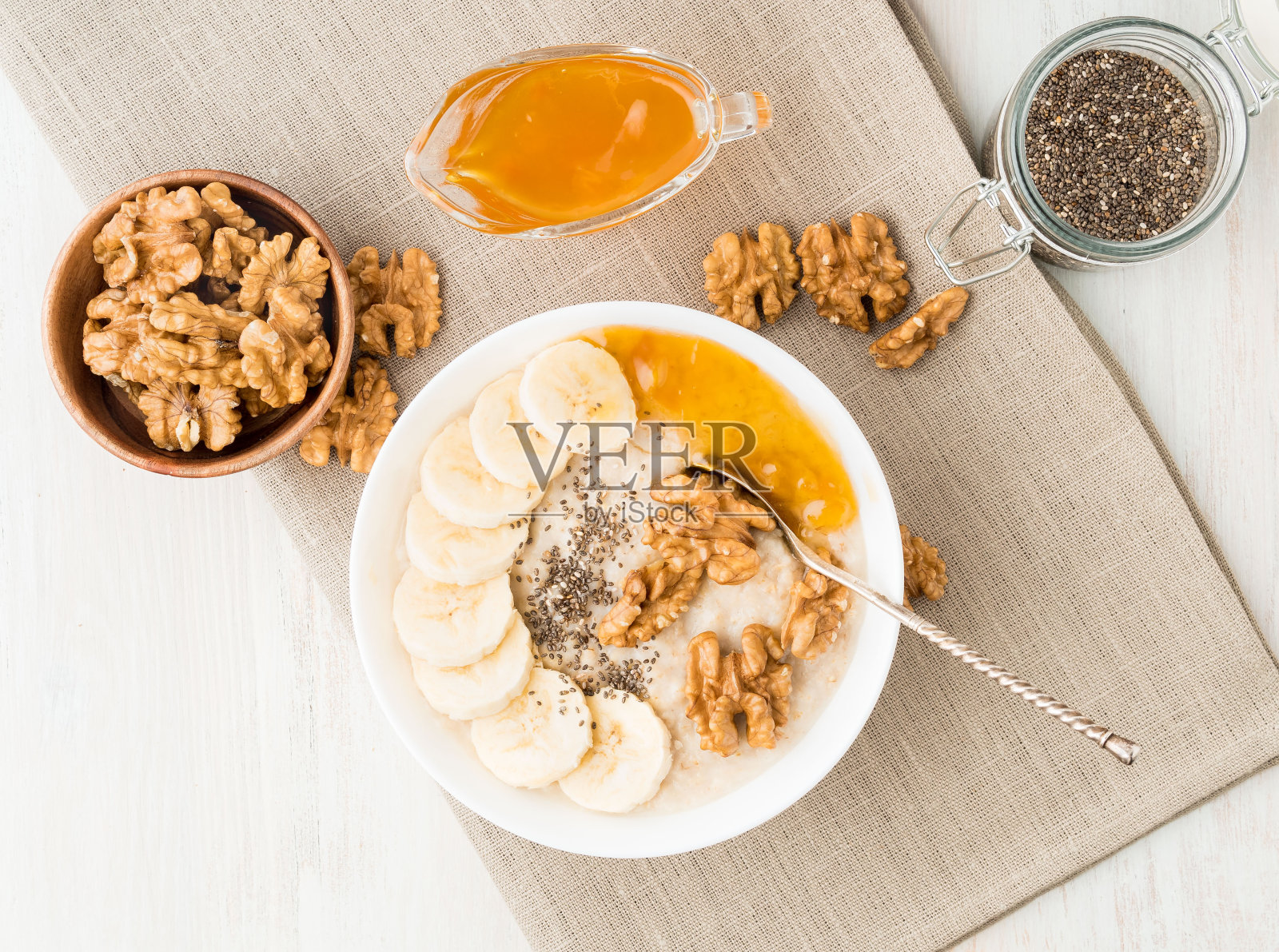 健康早餐-燕麦与坚果，香蕉，奇亚，果酱，俯视图，近距离照片摄影图片