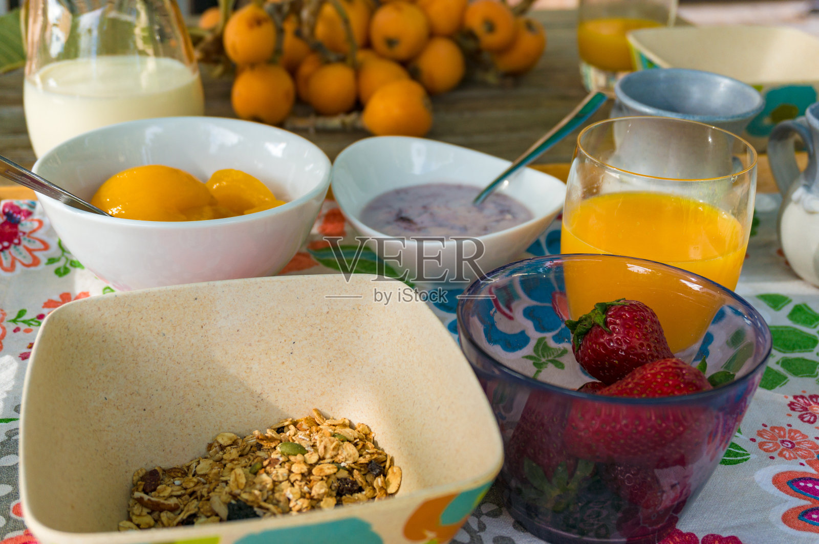 近距离的健康早餐燕麦，格兰诺拉麦片和新鲜草莓照片摄影图片