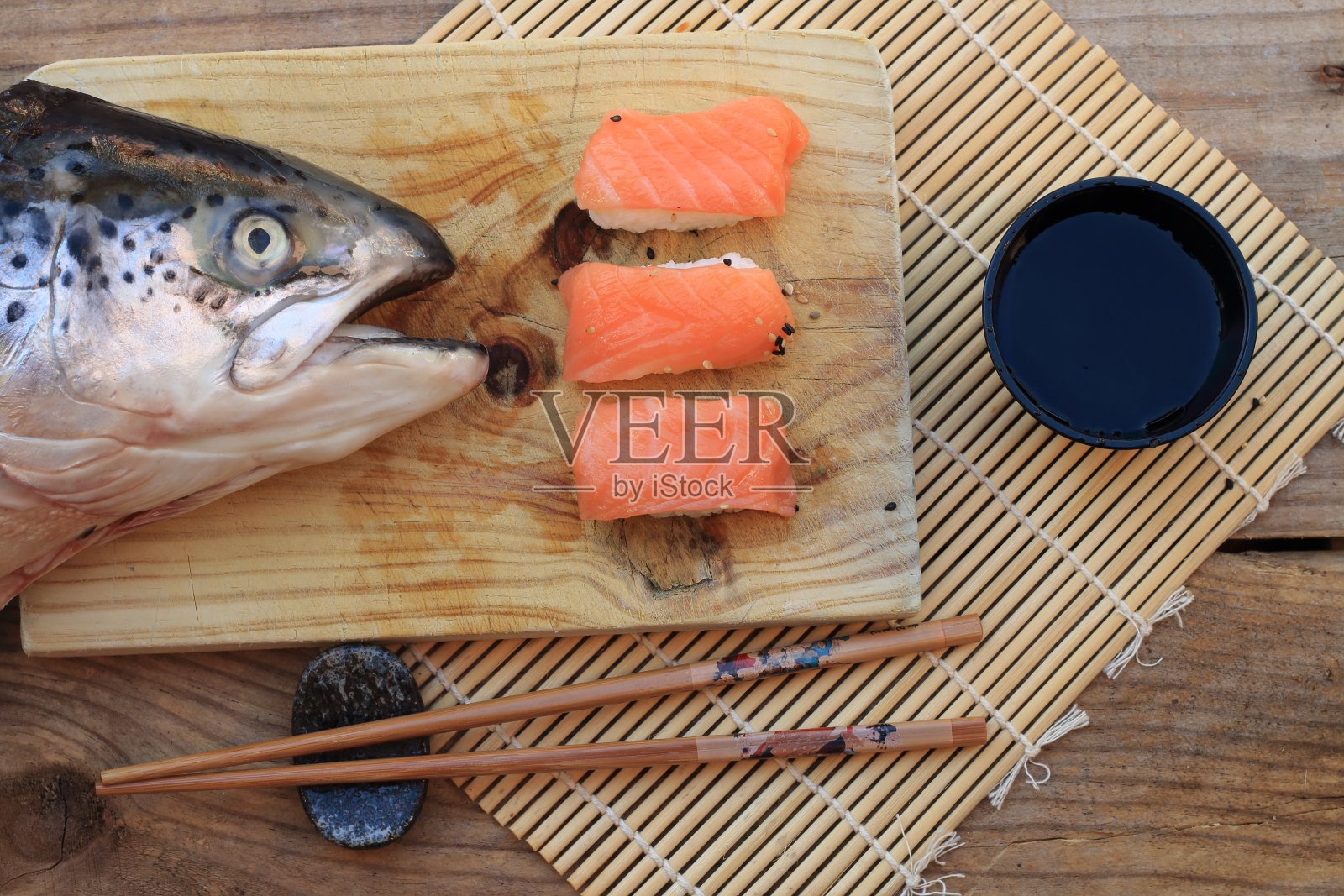 寿司，配生鱼片，筷子，三文鱼和酱油照片摄影图片