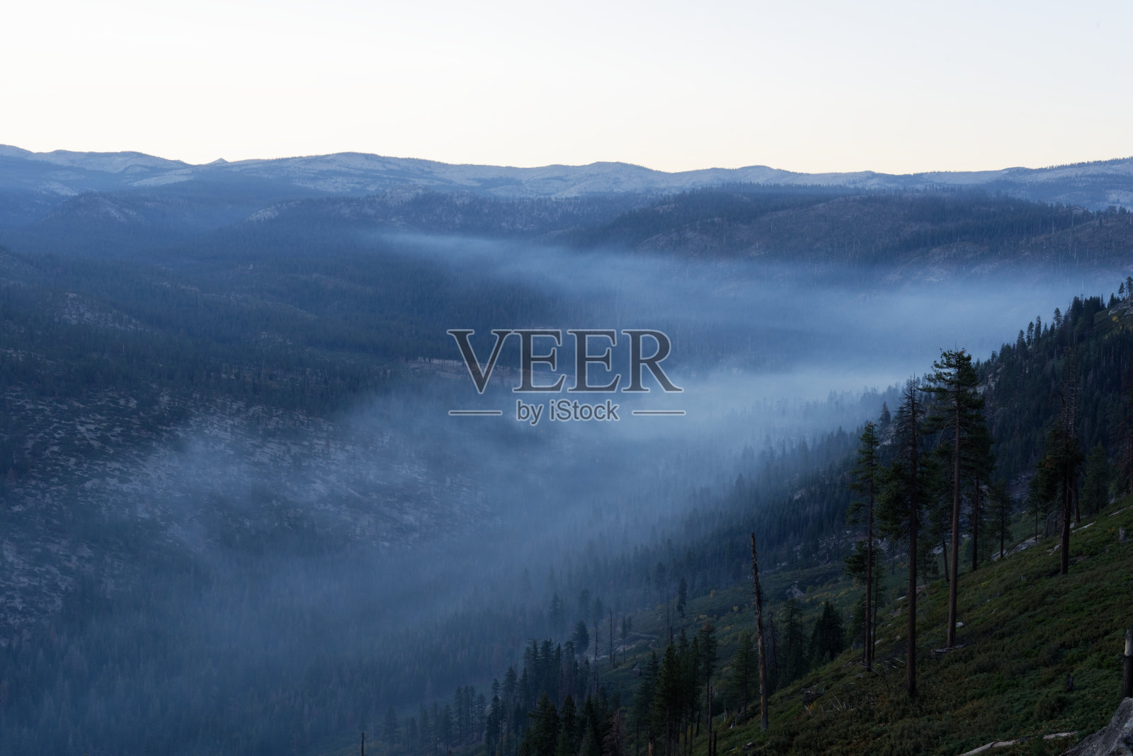 俯瞰烟雾缭绕的山谷照片摄影图片