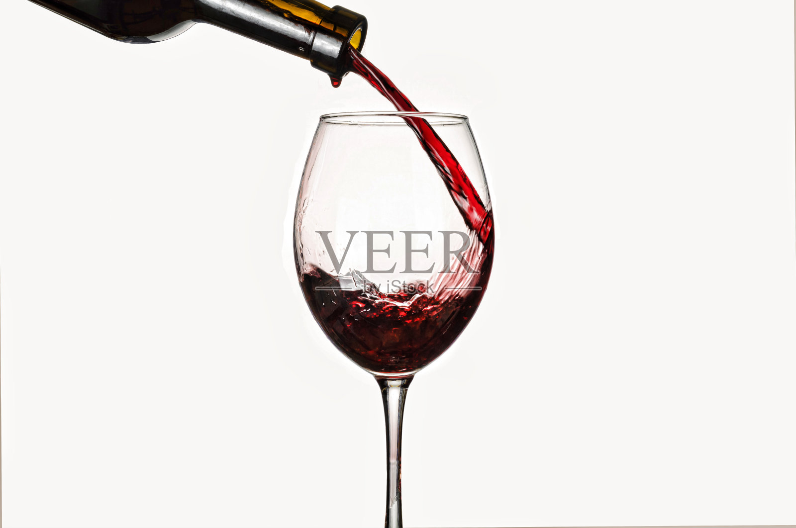 酒浇溅红色玻璃杯，溅溅隔离瓶照片摄影图片