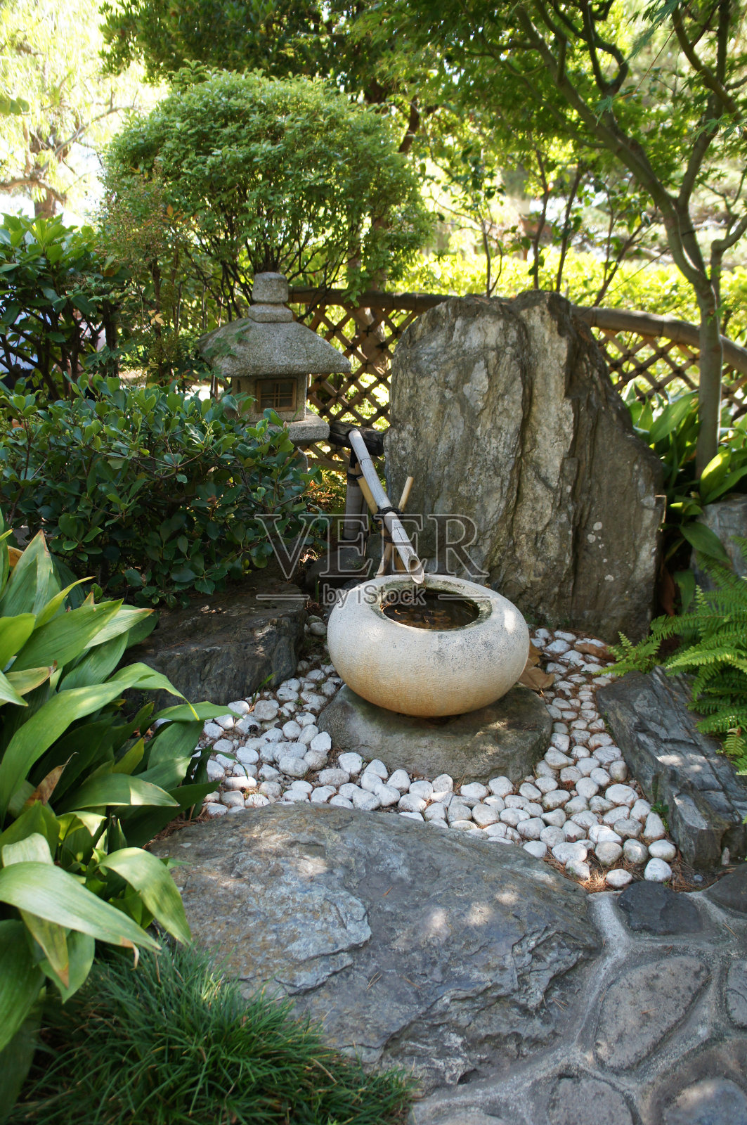 筑白日本喷泉在日本花园Monaсo照片摄影图片