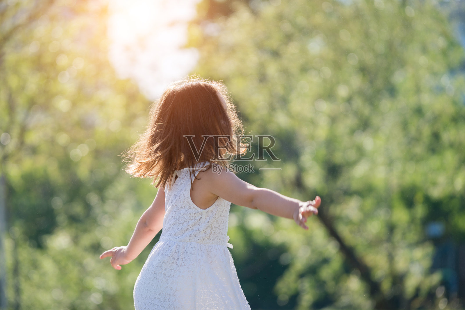 快乐的小女孩在大自然中奔跑照片摄影图片