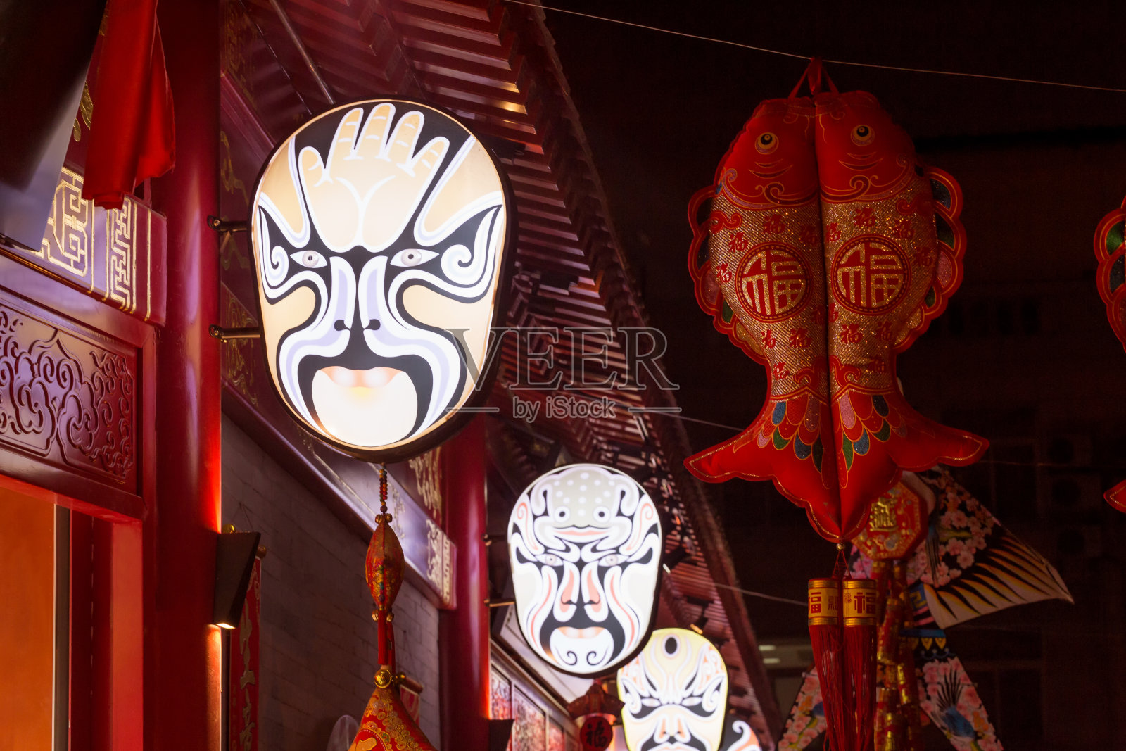 中国灯笼面具夜街。庆祝节日，迎接新年照片摄影图片
