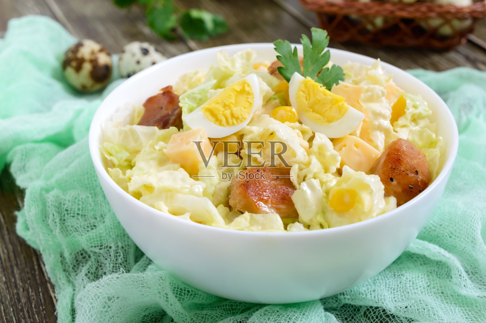 清淡的春季饮食沙拉，由白菜，鸡肉，奶酪，鹌鹑蛋。适当的营养。照片摄影图片