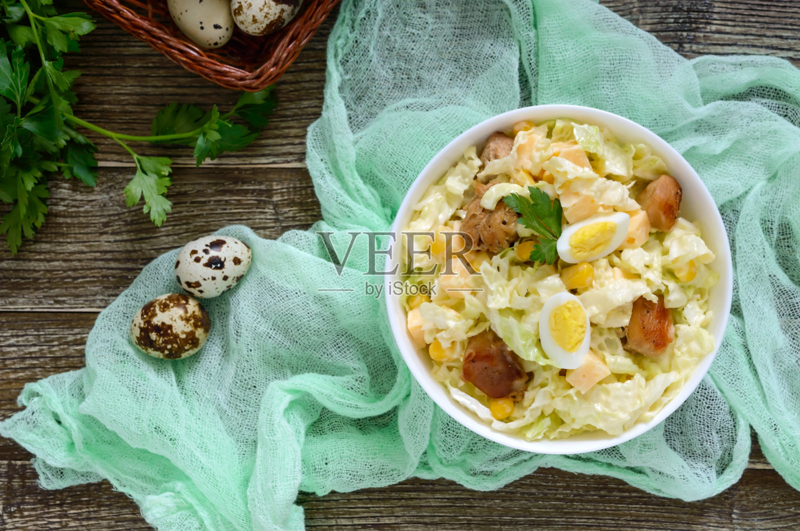 清淡的春季饮食沙拉，由白菜，鸡肉，奶酪，鹌鹑蛋。适当的营养。前视图。照片摄影图片