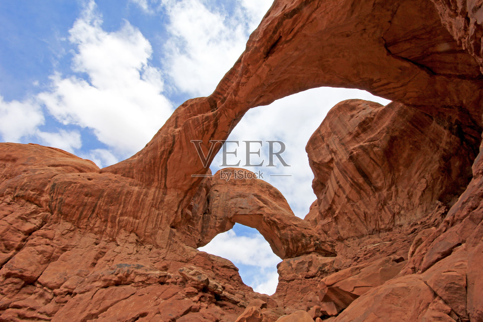 美国犹他州拱门国家公园的双拱门照片摄影图片
