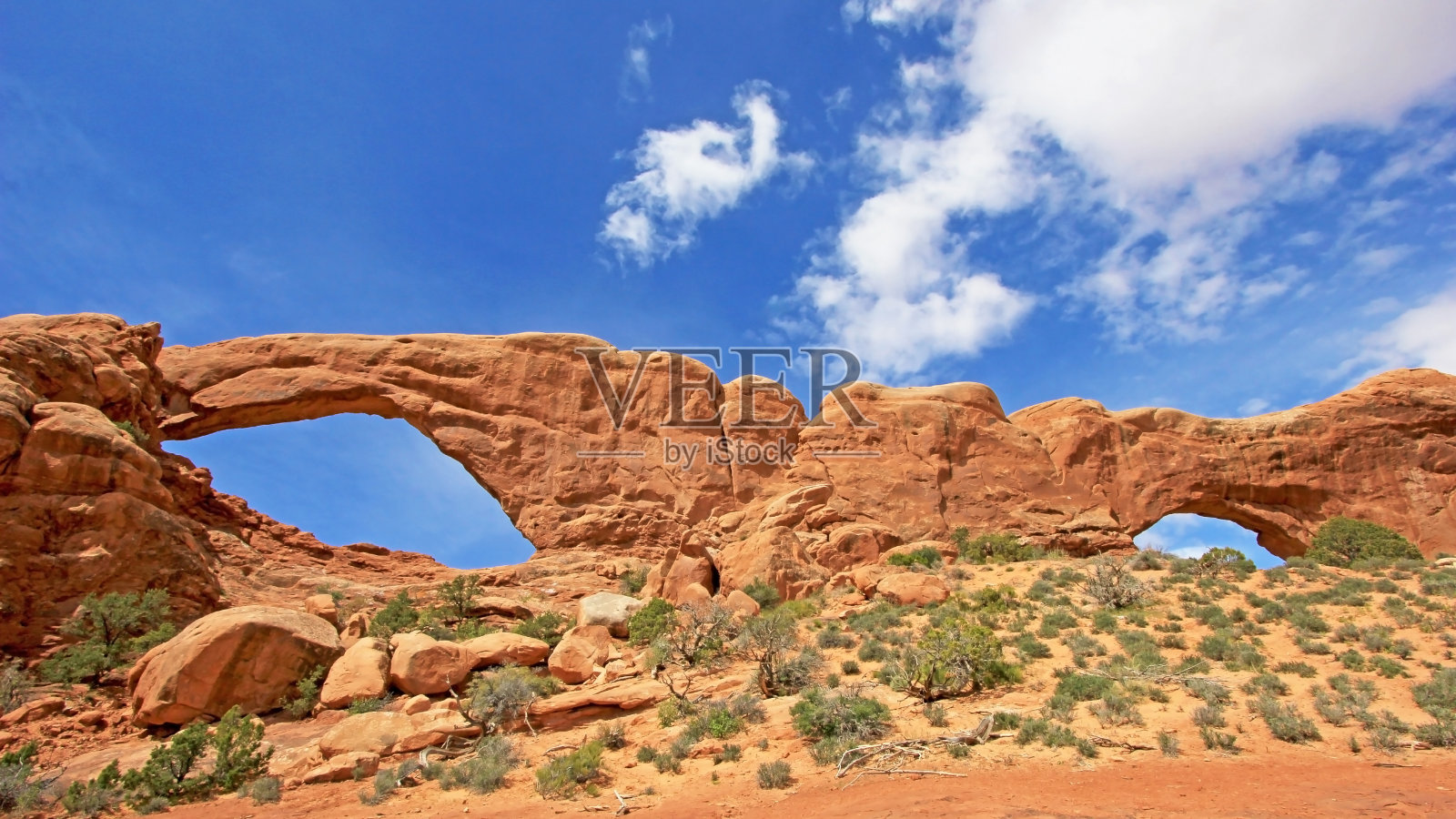 美国犹他州拱门国家公园的南北窗拱照片摄影图片
