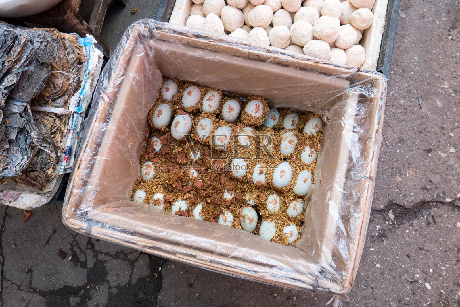 云南大理当地市场的鲜蛋箱照片摄影图片