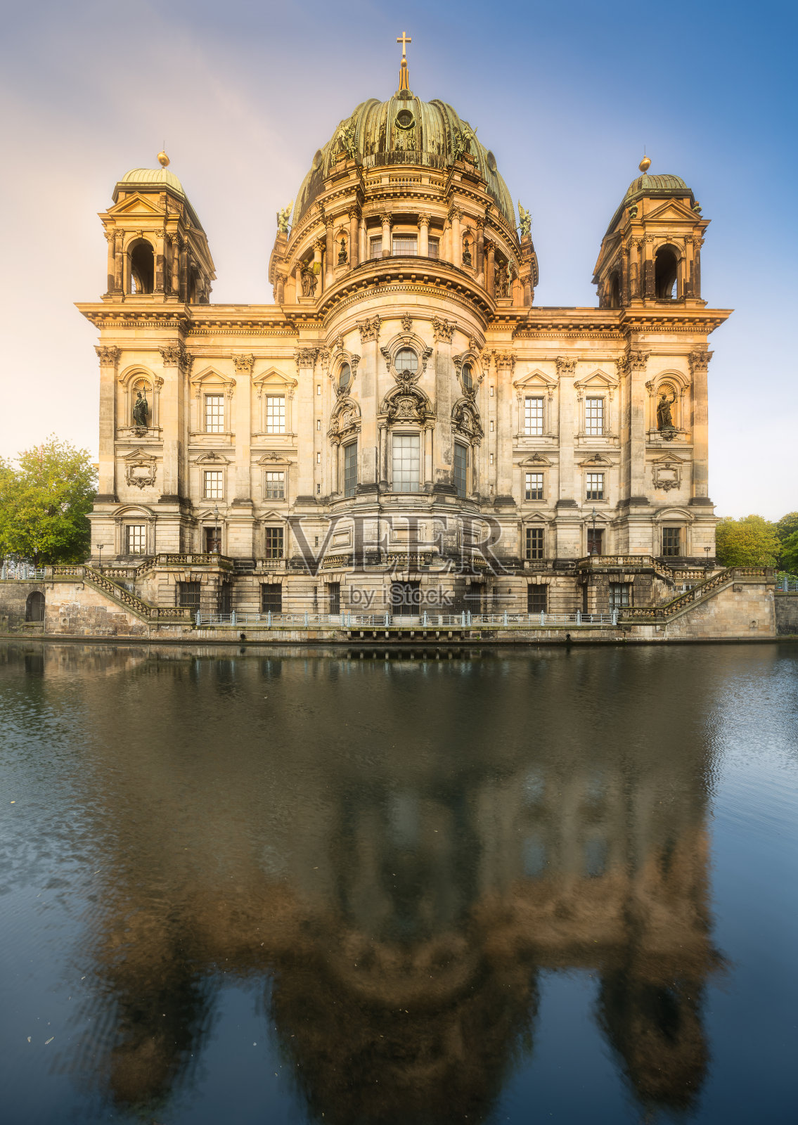 柏林大教堂的早晨透过河照片摄影图片