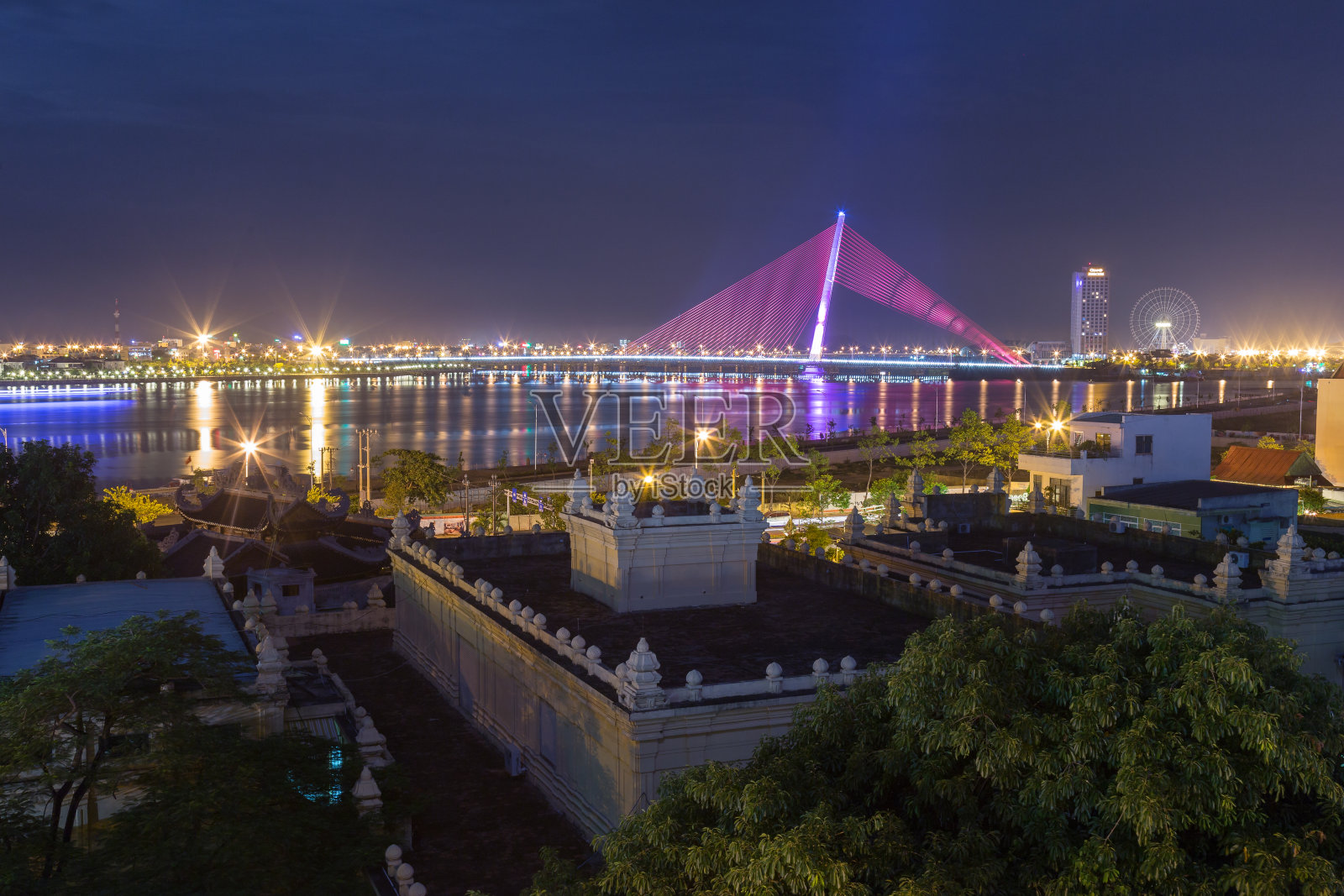 晚上在岘港的 Tran Thi Ly 桥照片摄影图片