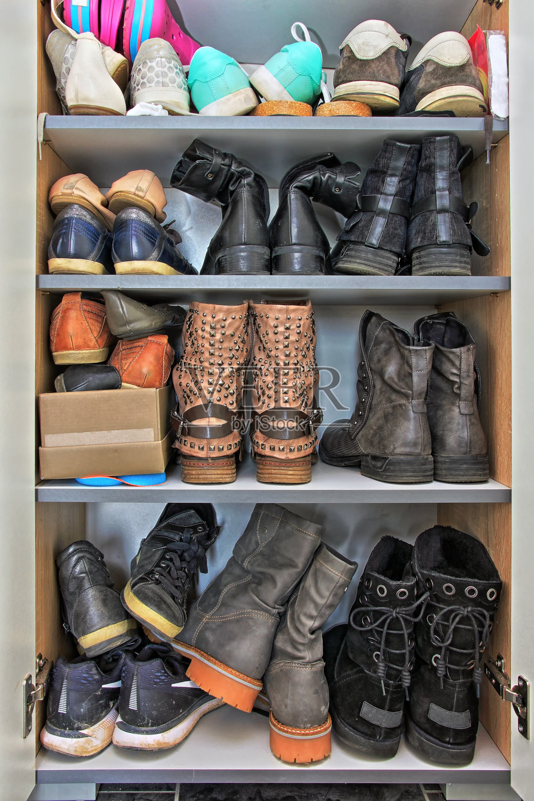 衣柜里有各式各样的男女鞋子照片摄影图片
