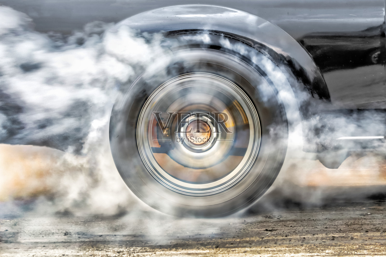 短程赛车为准备比赛而把轮胎上的橡胶烧掉照片摄影图片