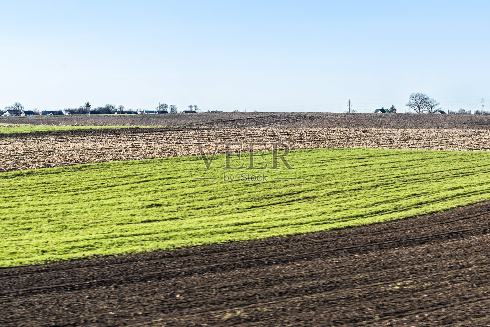 春天刚翻耕过的土地适于耕种。乌克兰地区,安东·简科夫。照片摄影图片